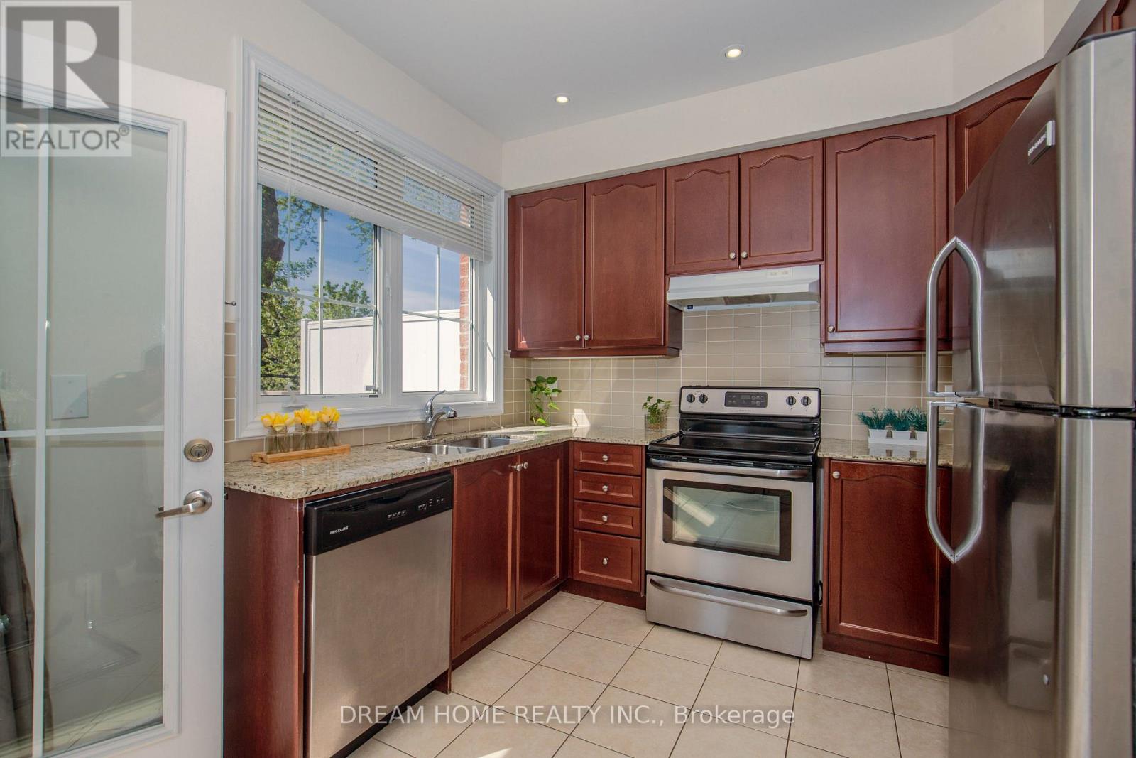 13 Slingsby Lane, Toronto, Ontario  M2N 0H7 - Photo 3 - C13108128