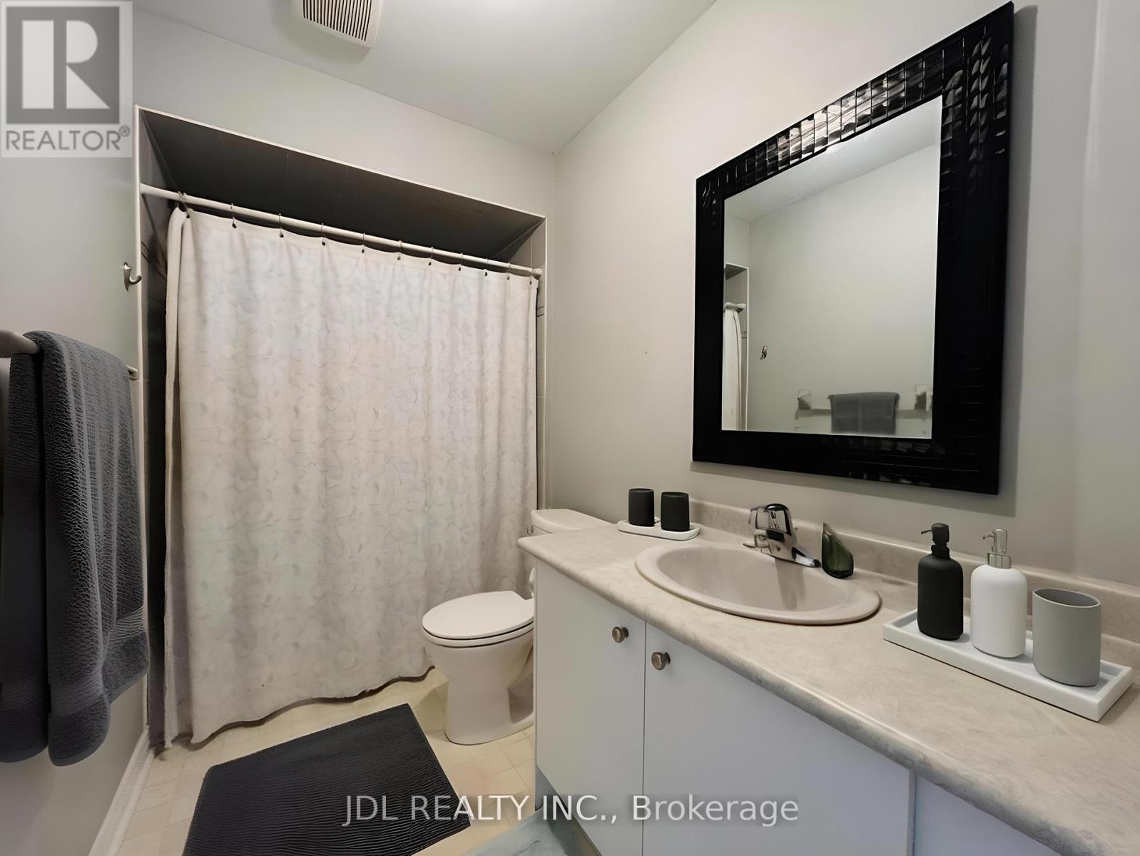 Upper - 45 Laurelbank Crescent, Georgina, Ontario  L4P 3E9 - Photo 11 - N13108124