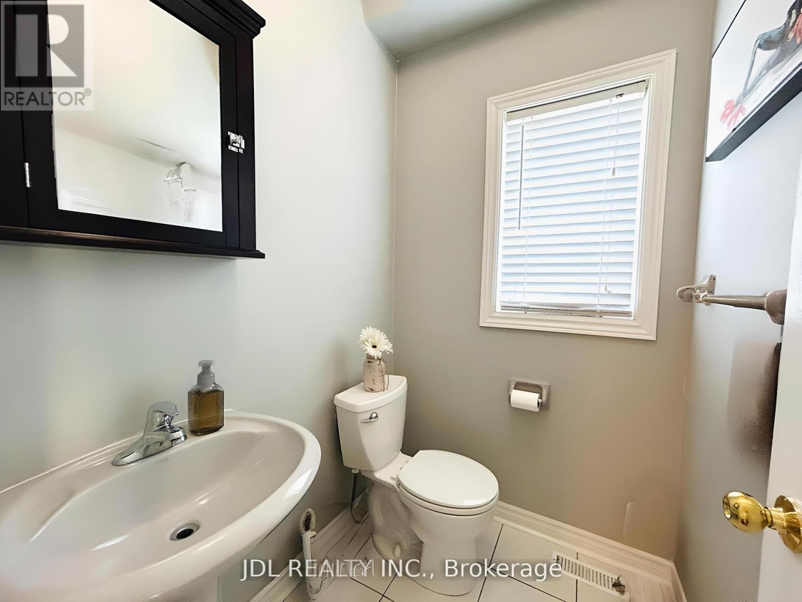 Upper - 45 Laurelbank Crescent, Georgina, Ontario  L4P 3E9 - Photo 9 - N13108124
