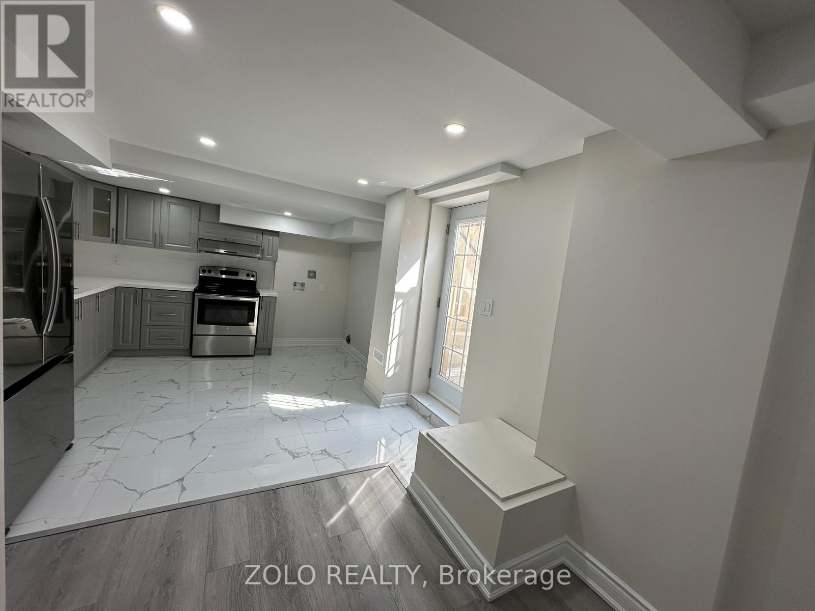 24 Wildhorse Lane, Brampton, Ontario  L6R 2J5 - Photo 2 - W13108116