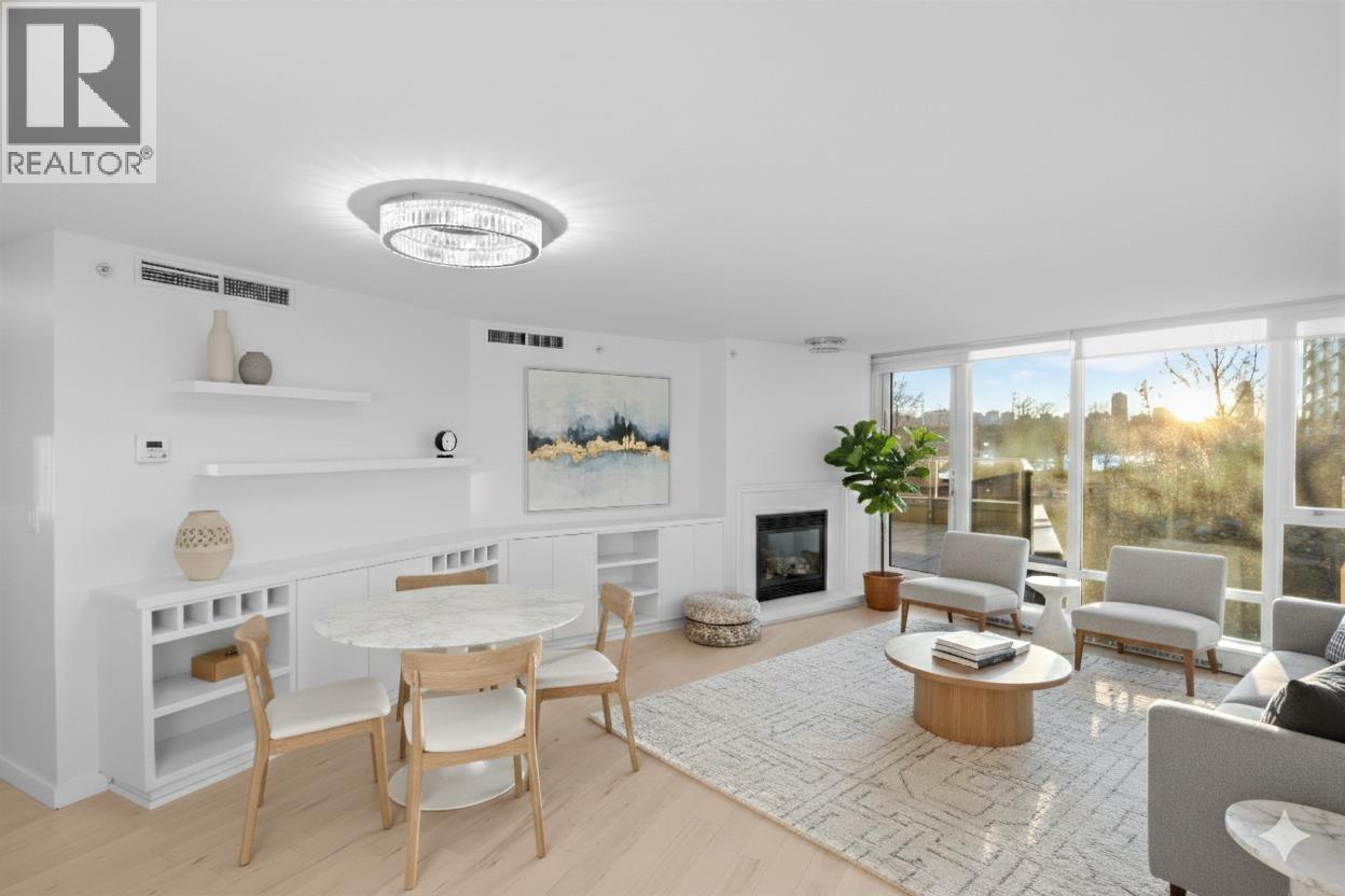 305 8 SMITHE MEWS, Vancouver, British Columbia