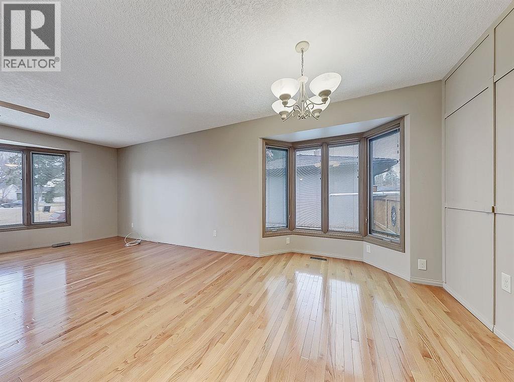 44 Granlea Place SW, Calgary, Alberta  T3E 4K2 - Photo 6 - A2285137