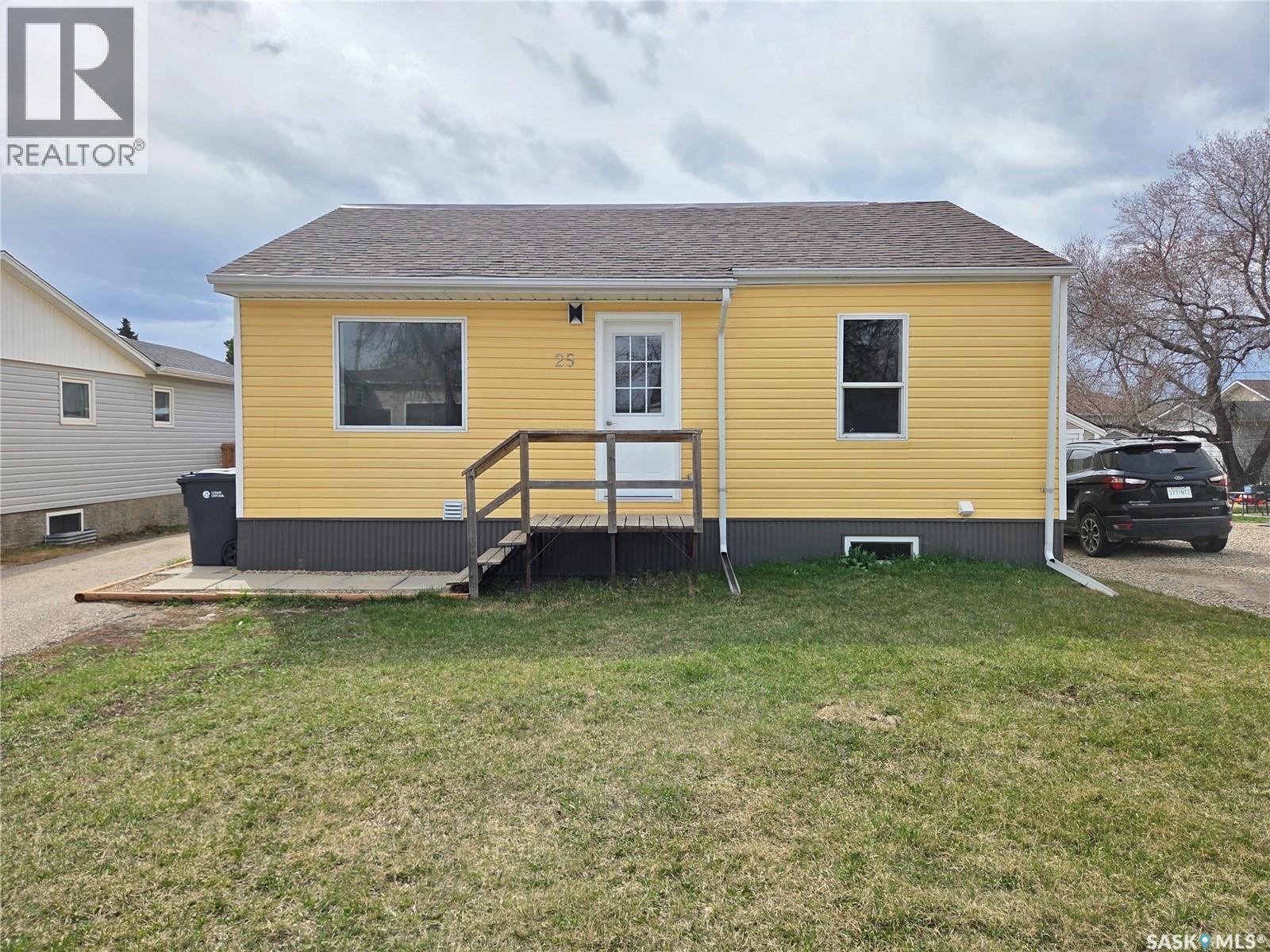25 Rhodes Street, Redvers, Saskatchewan  S0C 2H0 - Photo 1 - SK035513