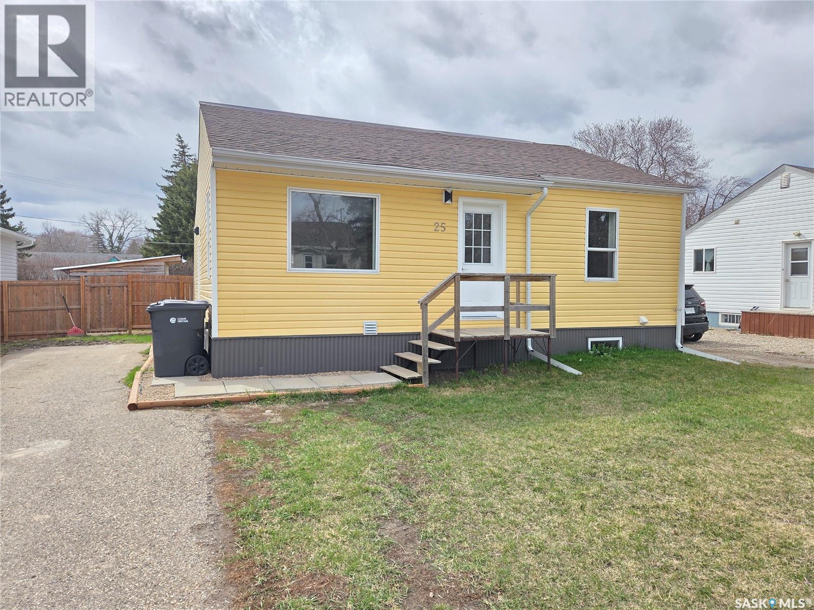 25 Rhodes Street, Redvers, Saskatchewan  S0C 2H0 - Photo 2 - SK035513