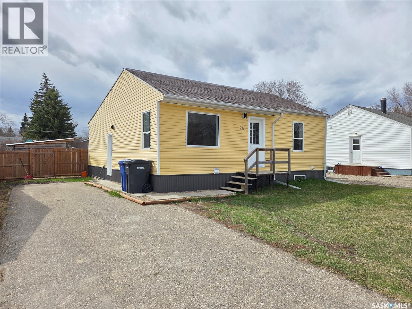25 Rhodes Street, Redvers, Saskatchewan  S0C 2H0 - Photo 3 - SK035513