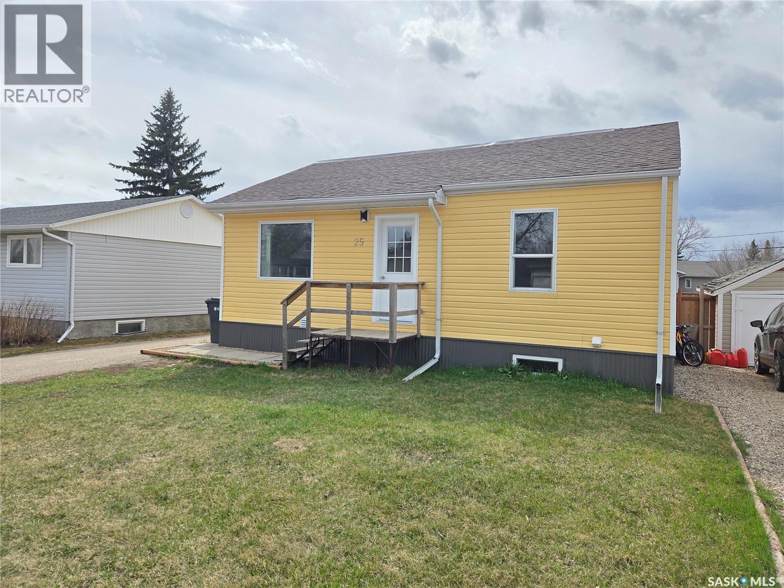 25 Rhodes Street, Redvers, Saskatchewan  S0C 2H0 - Photo 4 - SK035513