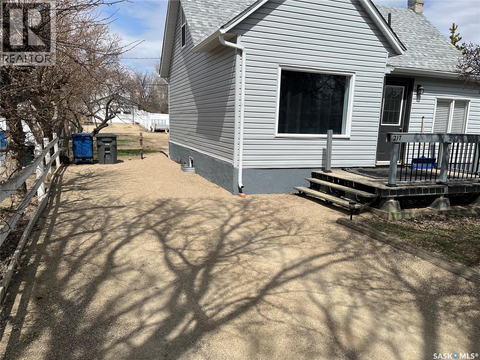 W 217 4th Avenue W, Gravelbourg, Saskatchewan  S0H 1X0 - Photo 3 - SK035515