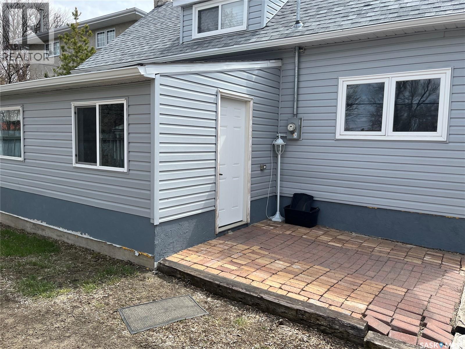 W 217 4th Avenue W, Gravelbourg, Saskatchewan  S0H 1X0 - Photo 4 - SK035515