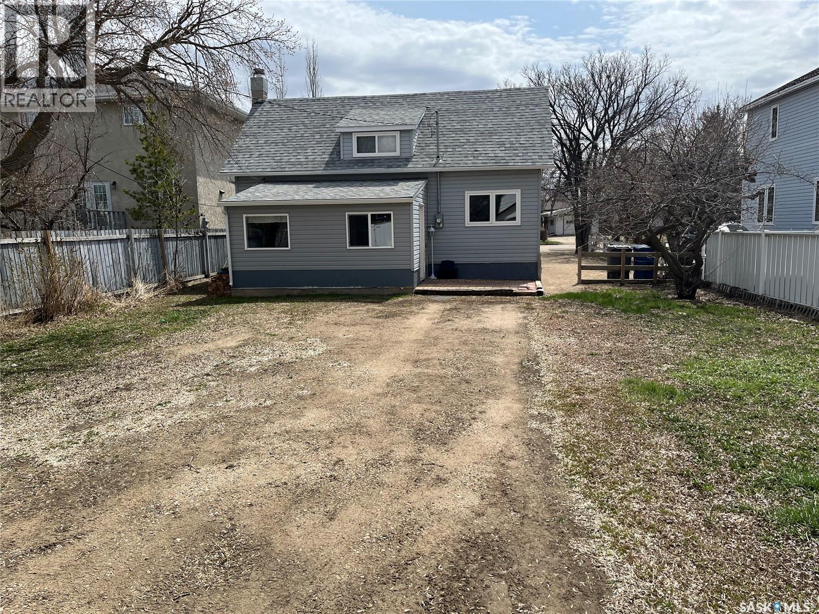 W 217 4th Avenue W, Gravelbourg, Saskatchewan  S0H 1X0 - Photo 5 - SK035515