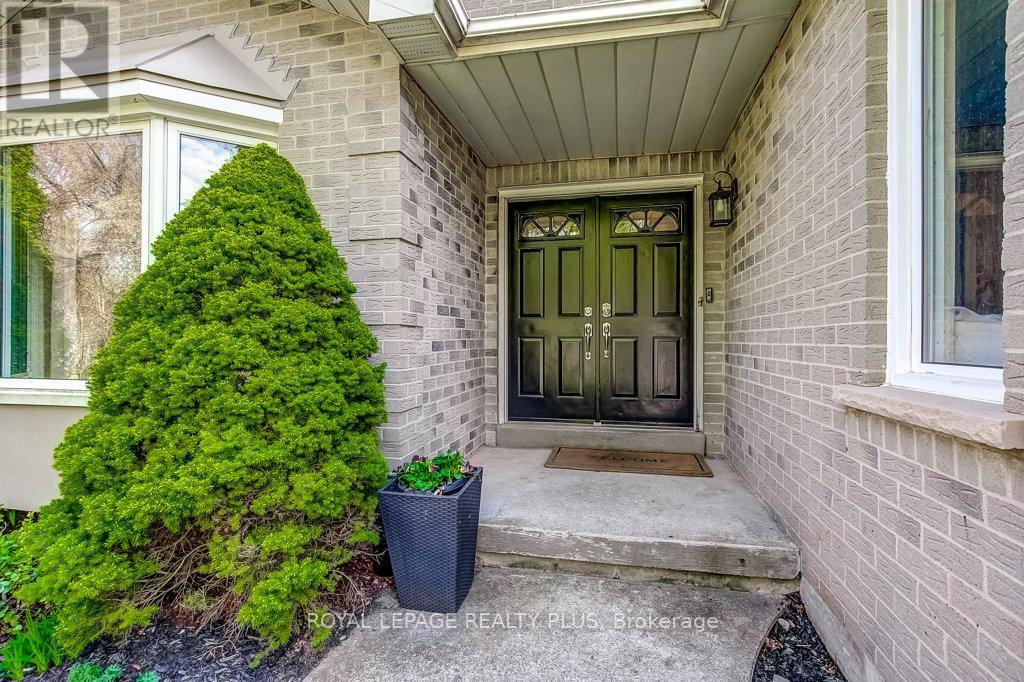 92 Morrison Creek Crescent, Oakville, Ontario  L6H 4C4 - Photo 5 - W13108294