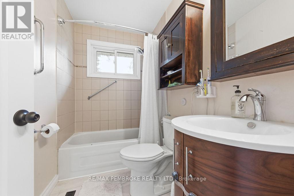 20 Elmer Avenue, Petawawa, Ontario  K8H 2M2 - Photo 15 - X13108298