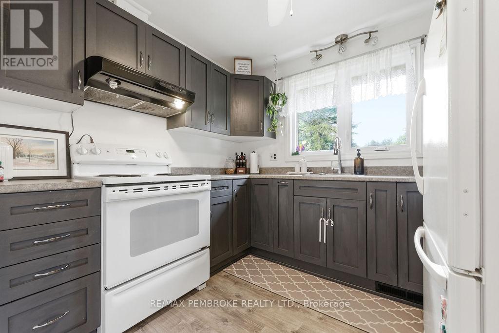 20 Elmer Avenue, Petawawa, Ontario  K8H 2M2 - Photo 8 - X13108298
