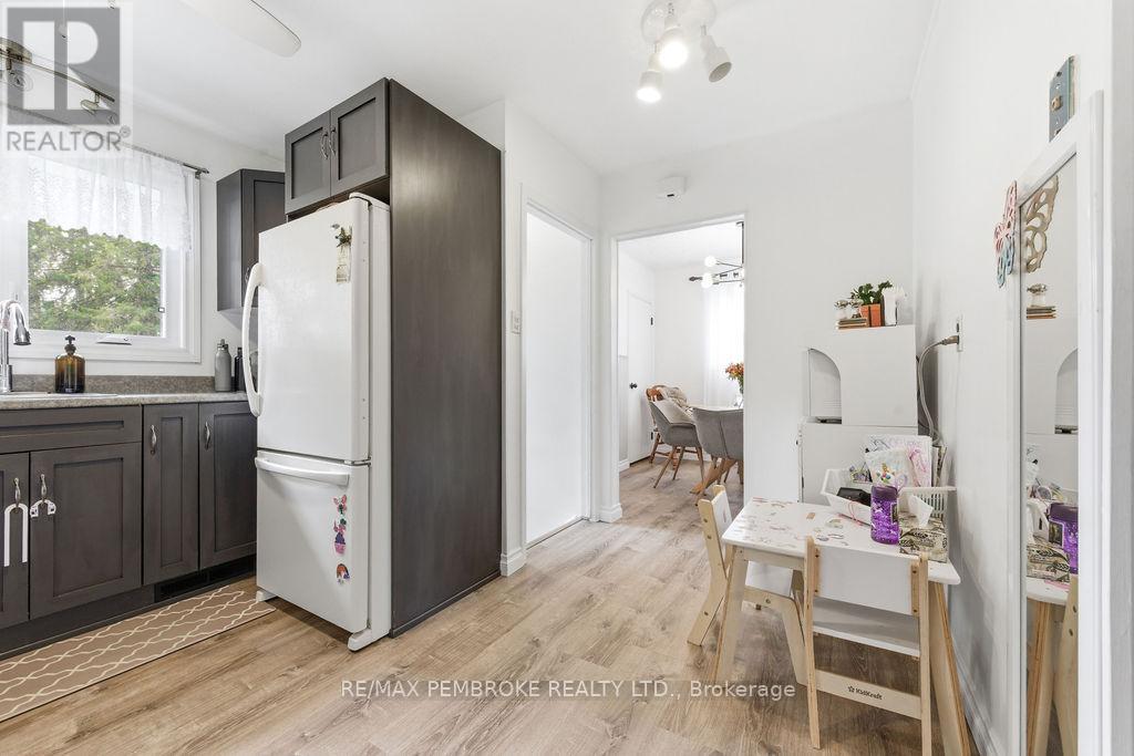 20 Elmer Avenue, Petawawa, Ontario  K8H 2M2 - Photo 9 - X13108298