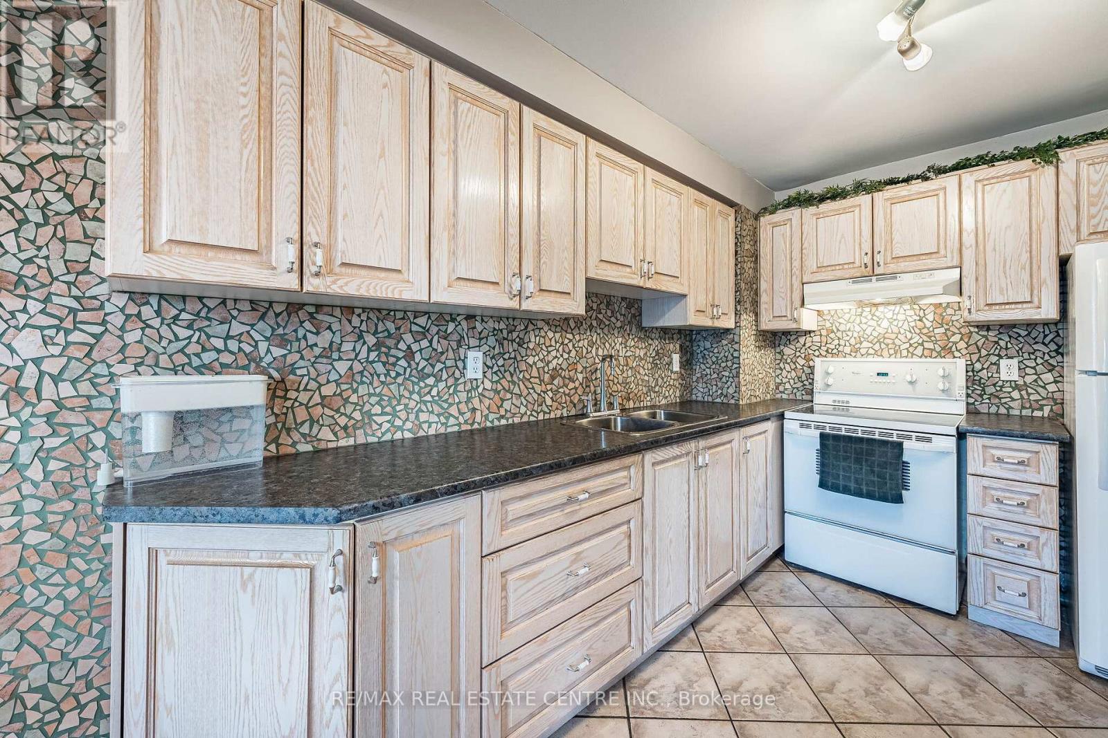 7 Morley Crescent, Brampton, Ontario  L6S 3K8 - Photo 11 - W13058690