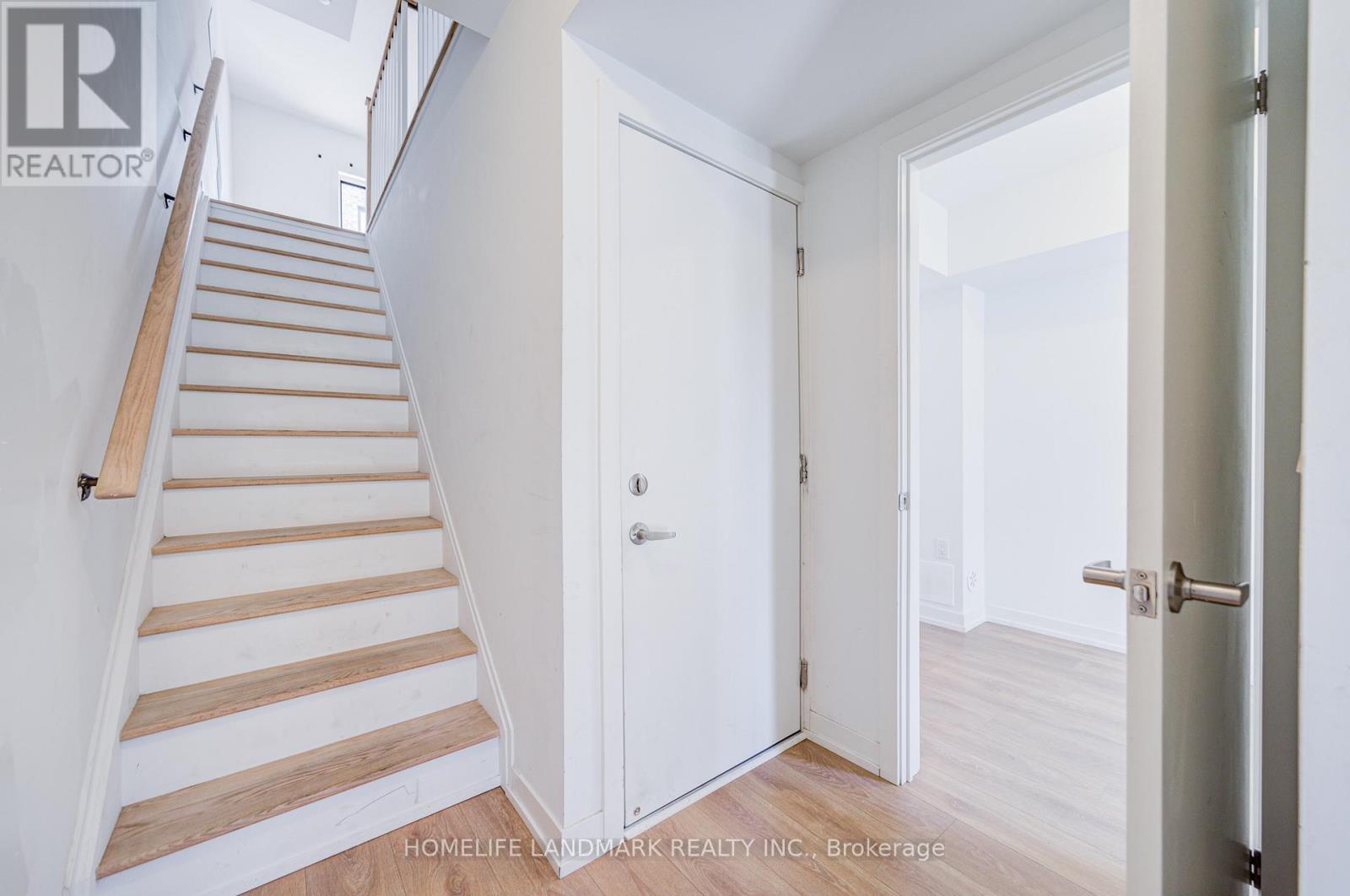 33 Case Ootes Drive, Toronto, Ontario  M4A 0C1 - Photo 2 - C13074428