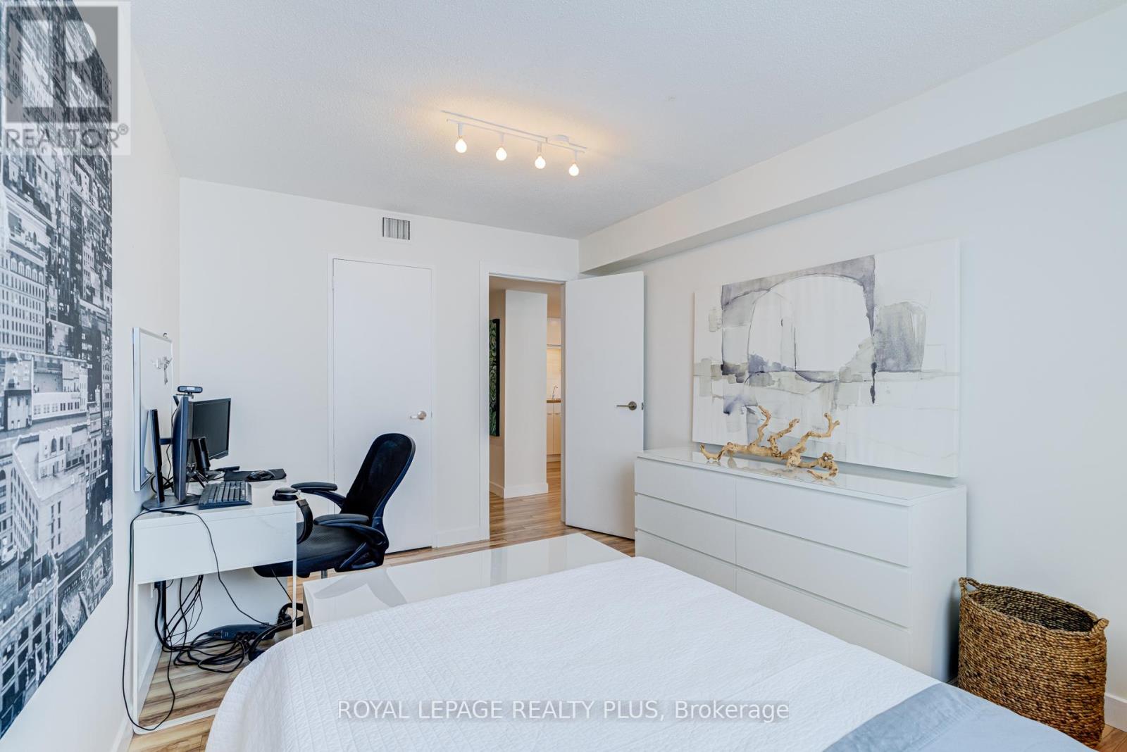 1204 - 39 Stavebank Road, Mississauga, Ontario  L5G 4N7 - Photo 19 - W13108338