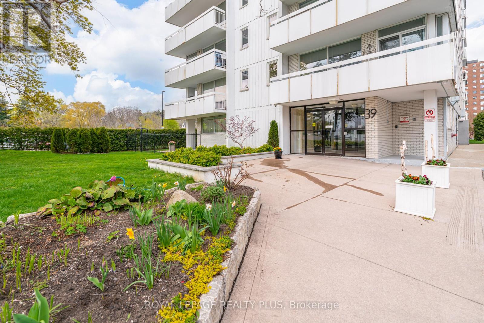1204 - 39 Stavebank Road, Mississauga, Ontario  L5G 4N7 - Photo 2 - W13108338