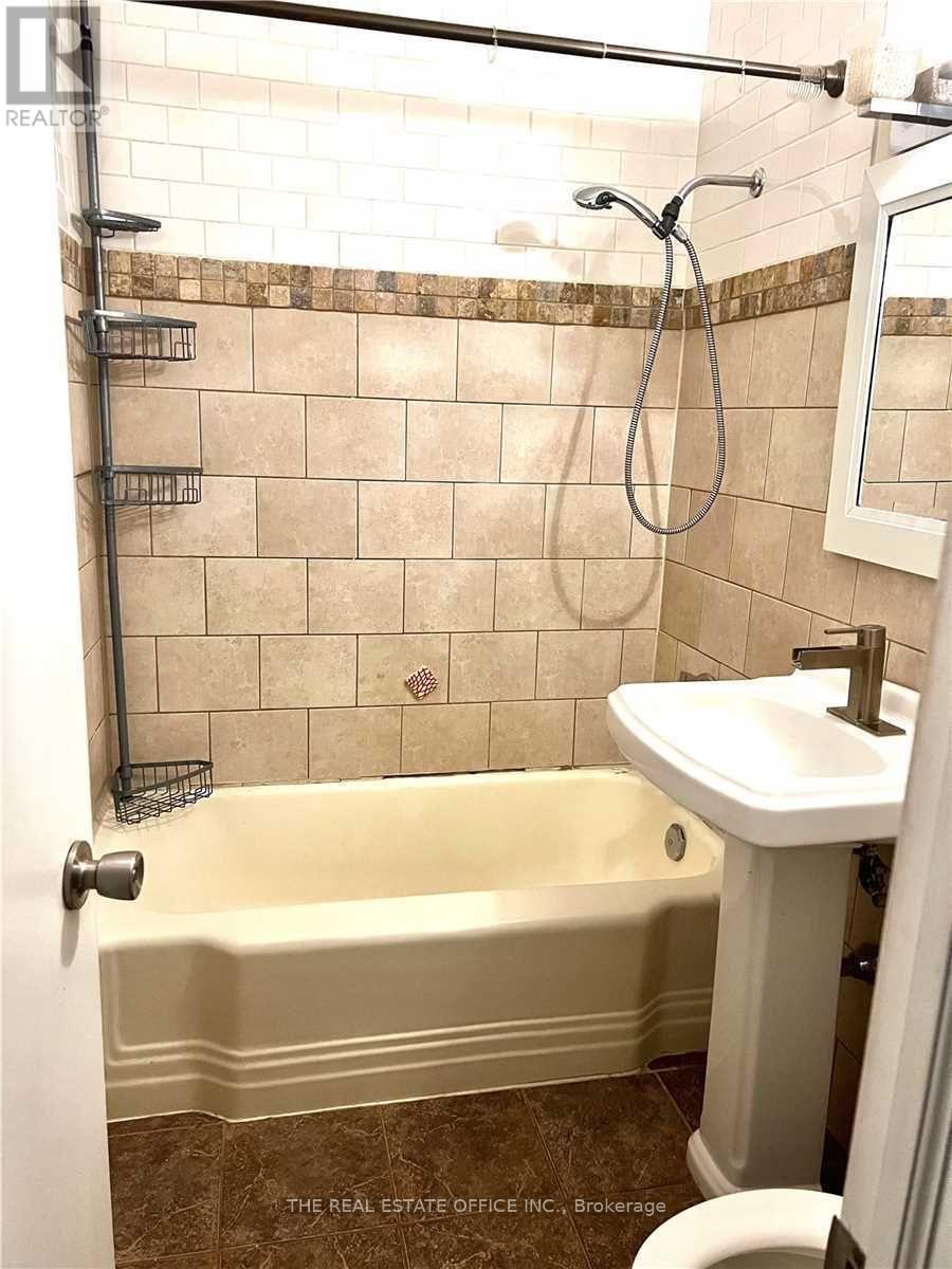 Upper - 44 Dallas Road, Toronto, Ontario  M2R 2J6 - Photo 11 - C13108354