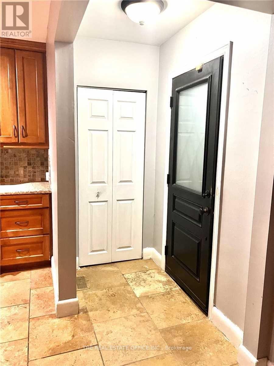 Upper - 44 Dallas Road, Toronto, Ontario  M2R 2J6 - Photo 2 - C13108354
