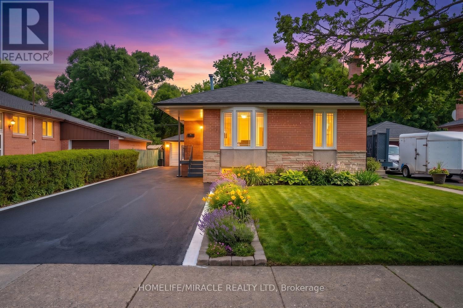 92 TAYSHAM CRESCENT, Toronto, Ontario
