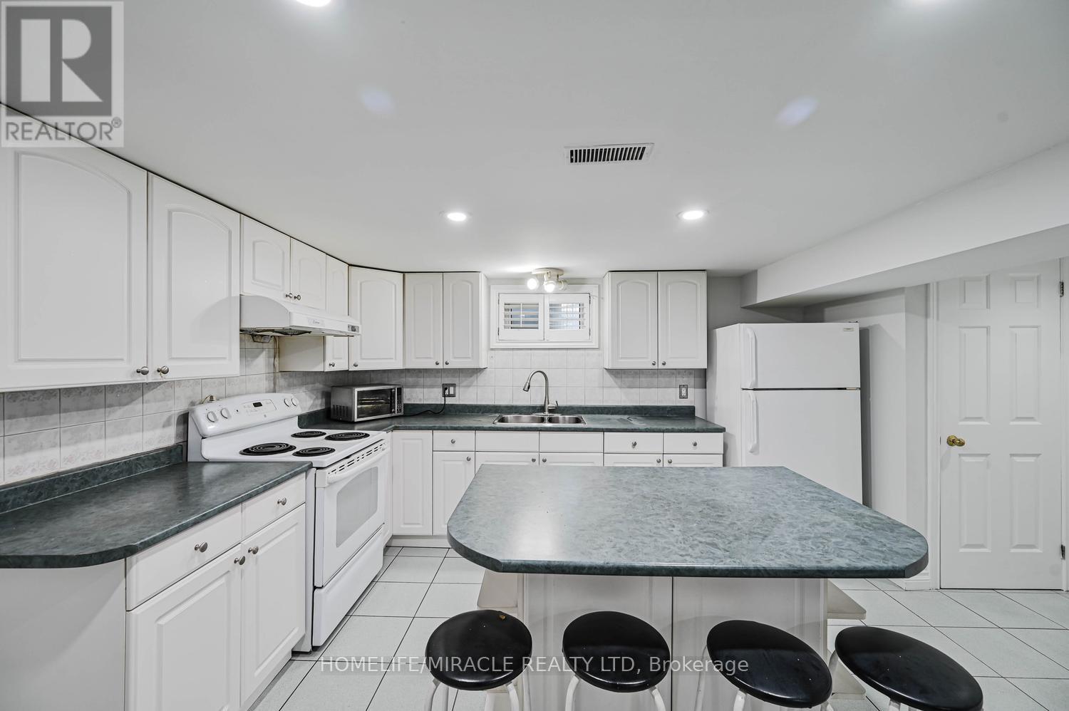 92 Taysham Crescent, Toronto, Ontario  M9V 1X3 - Photo 33 - W13107720
