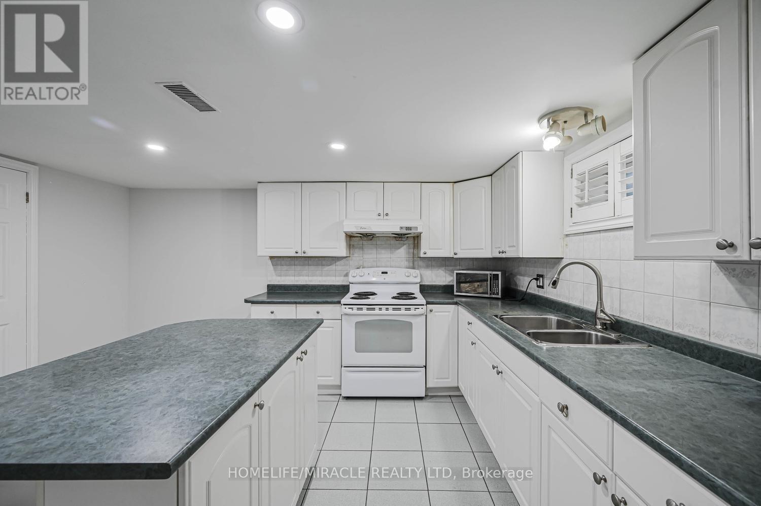 92 Taysham Crescent, Toronto, Ontario  M9V 1X3 - Photo 32 - W13107720