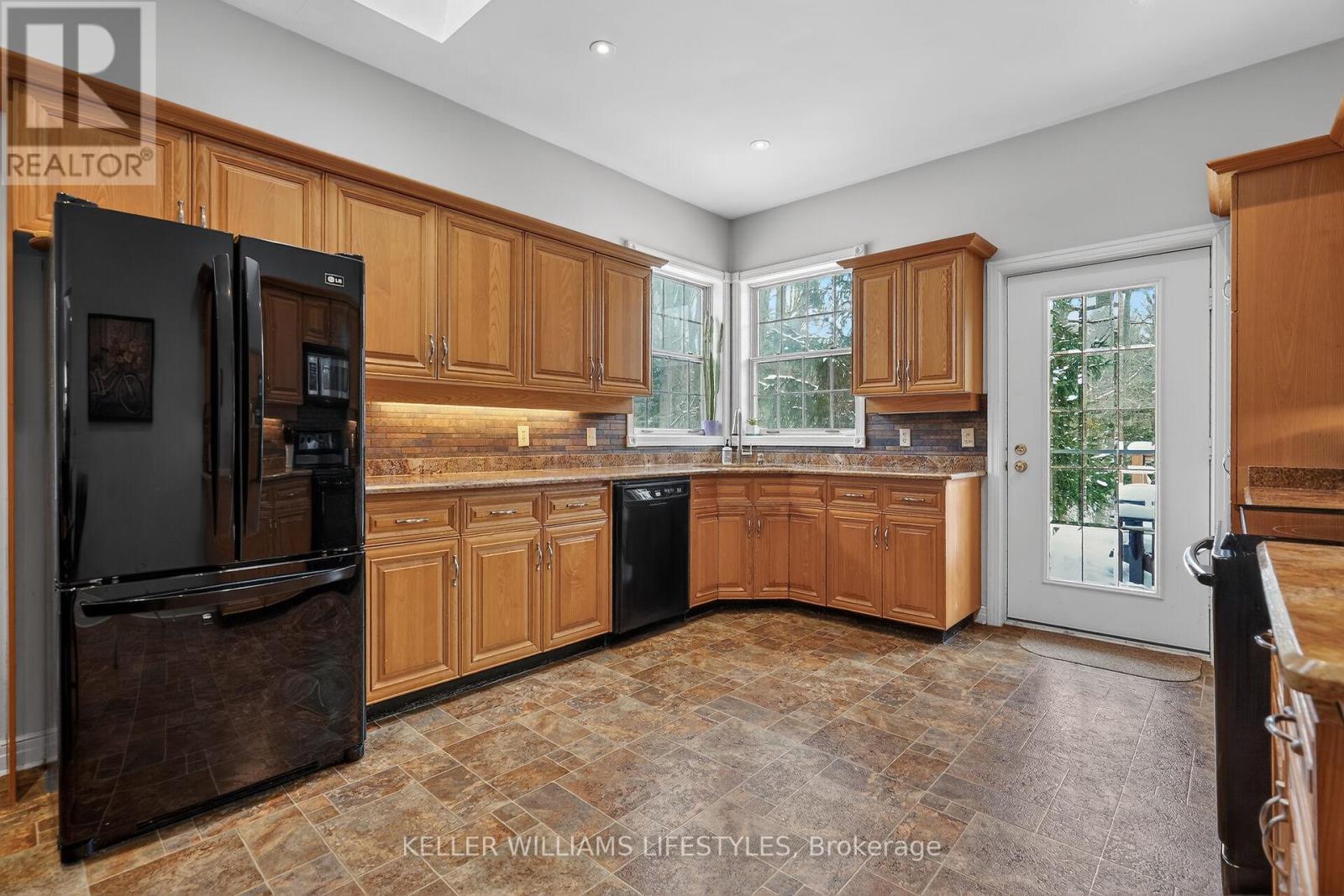 10240 Woodpark Court, Lambton Shores, Ontario  N0M 1T0 - Photo 23 - X12960456