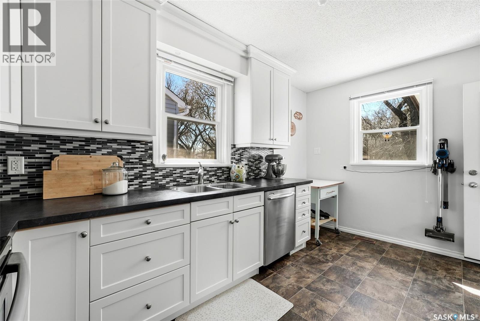 234 Broadway Avenue, Regina, Saskatchewan  S4N 1B3 - Photo 4 - SK035431