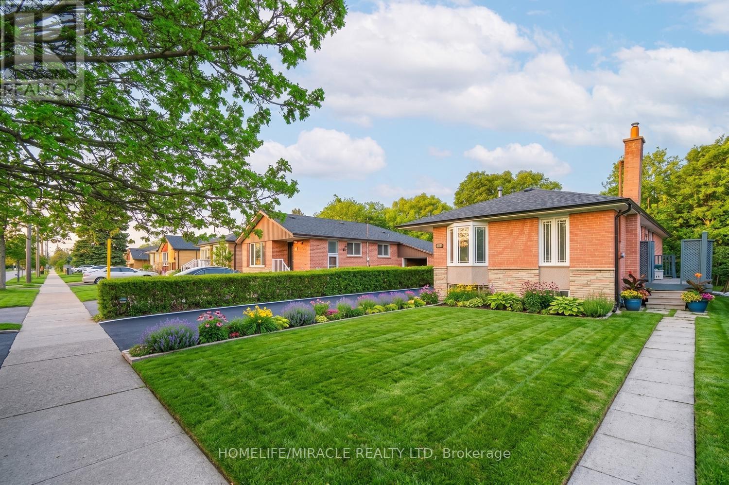 92 Taysham Crescent, Toronto, Ontario  M9V 1X3 - Photo 3 - W13107720