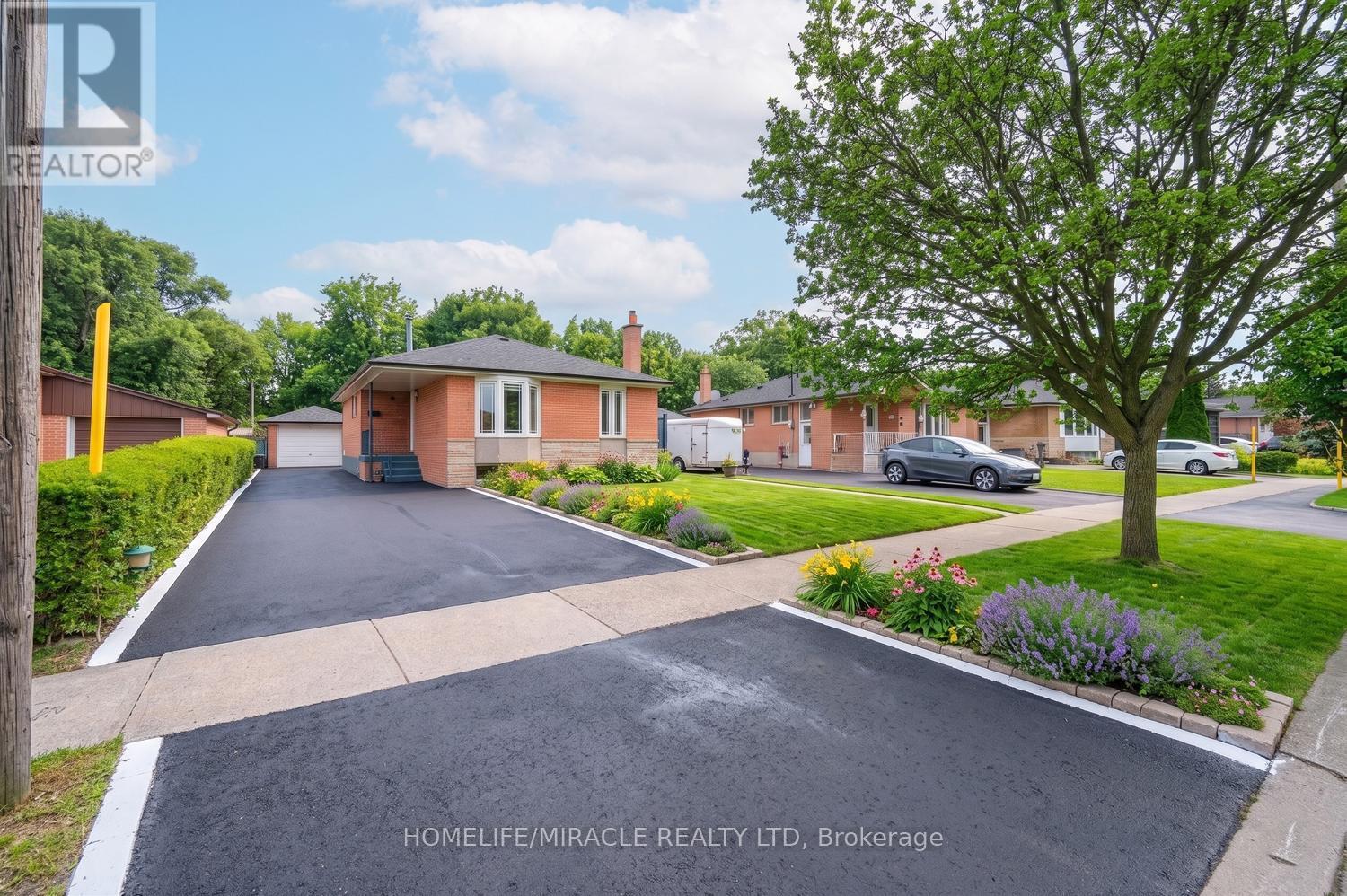 92 Taysham Crescent, Toronto, Ontario  M9V 1X3 - Photo 2 - W13107720