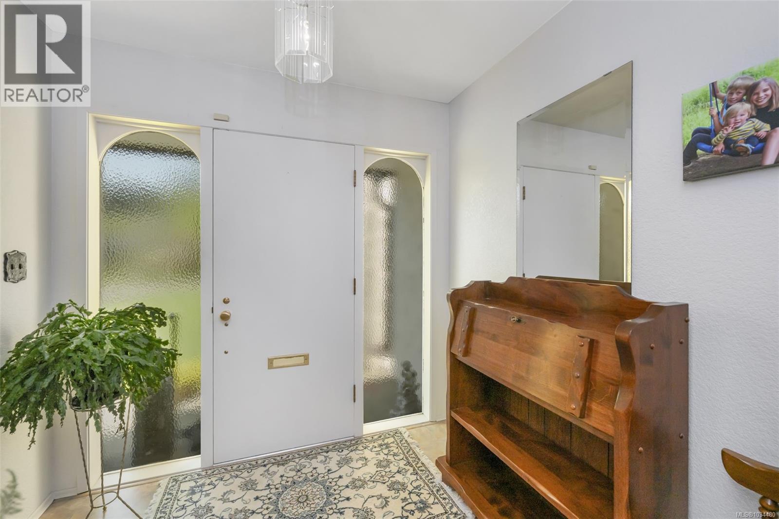 989 Abbey Rd, Saanich, British Columbia  V8Y 1L1 - Photo 3 - 1034480
