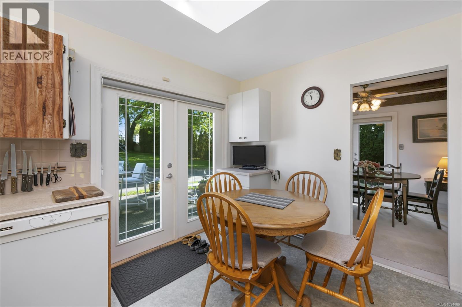 989 Abbey Rd, Saanich, British Columbia  V8Y 1L1 - Photo 4 - 1034480