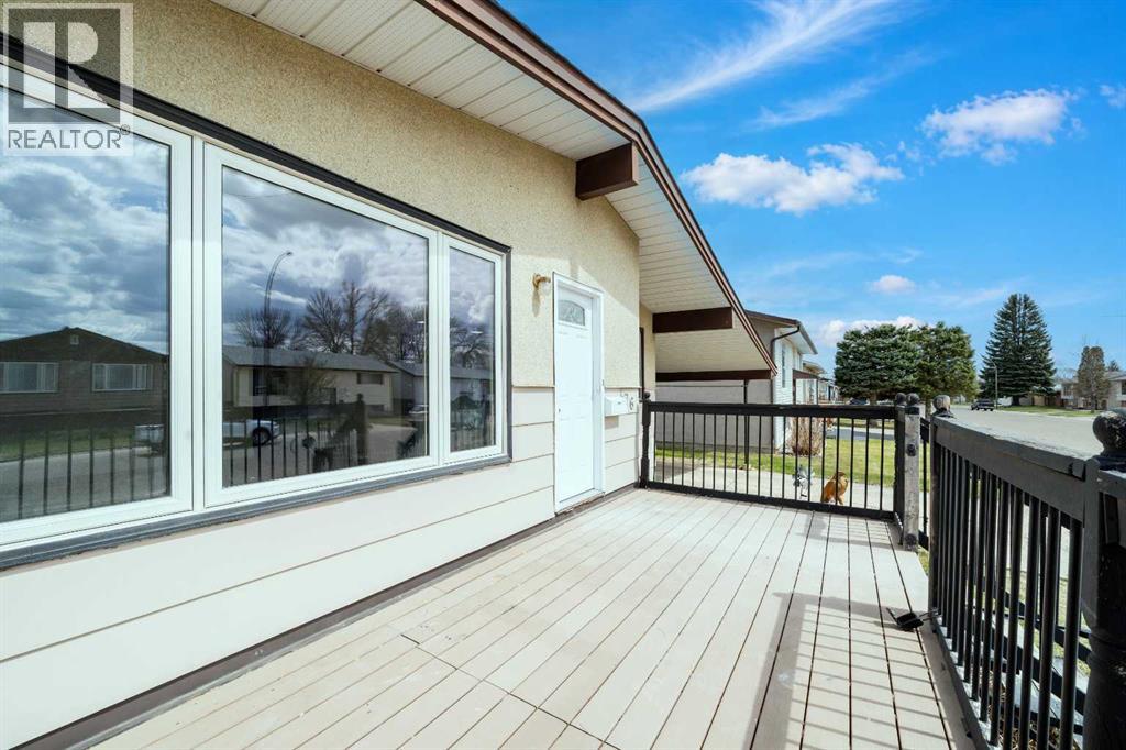 476 18 Street NE, Medicine Hat, Alberta  T1C 1G1 - Photo 2 - A2309266