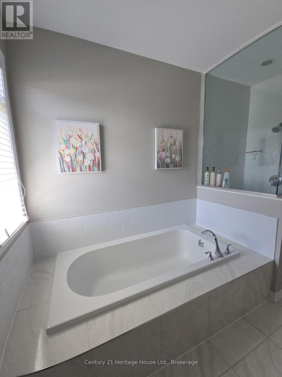 219 Falconridge Drive, Kitchener, Ontario  N2K 0B6 - Photo 12 - X13108406