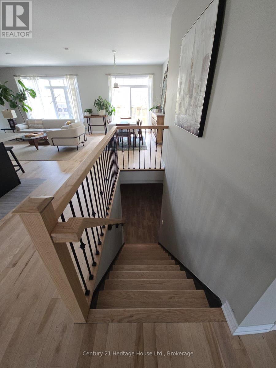219 Falconridge Drive, Kitchener, Ontario  N2K 0B6 - Photo 4 - X13108406