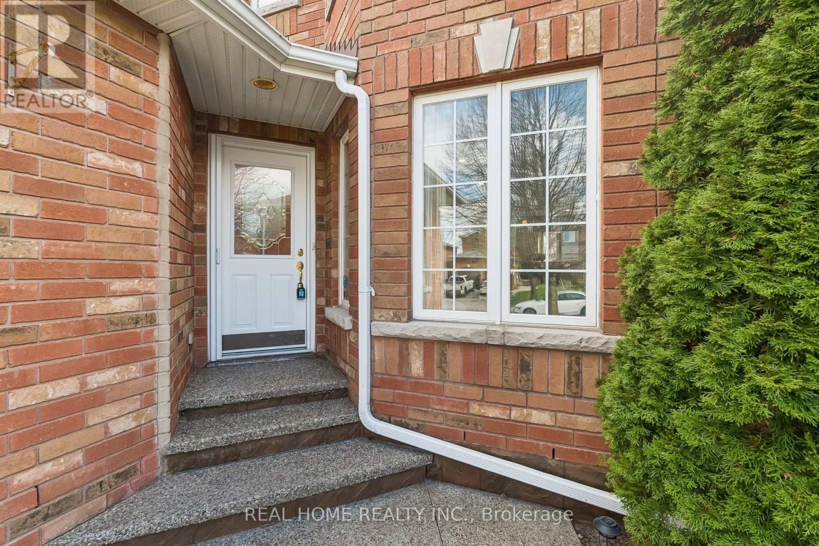 31 Prince Drive, Bradford West Gwillimbury, Ontario  L3Z 3B7 - Photo 3 - N13108416