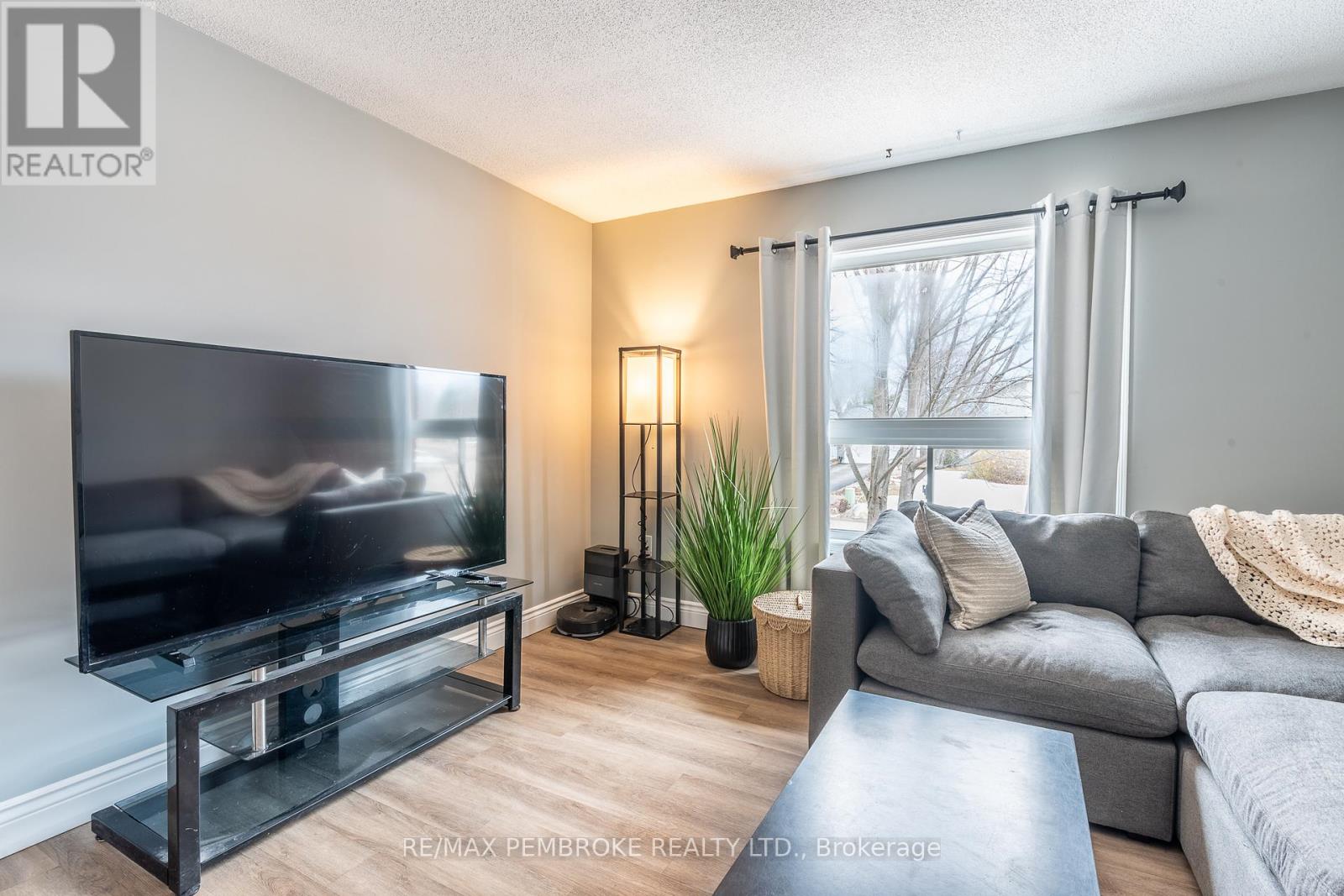 24 Earl Street, Petawawa, Ontario  K8H 3M4 - Photo 12 - X12986482