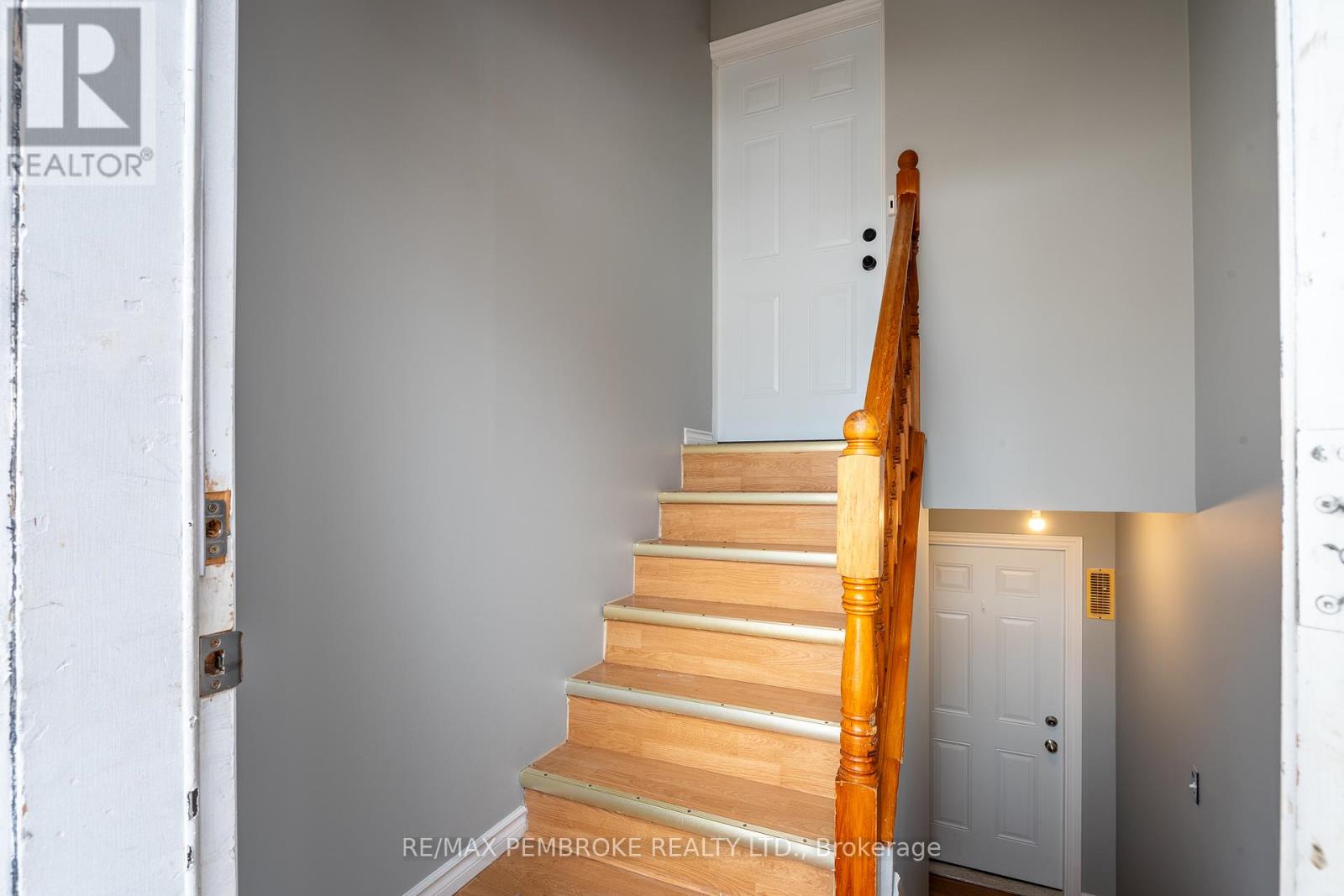24 Earl Street, Petawawa, Ontario  K8H 3M4 - Photo 10 - X12986482