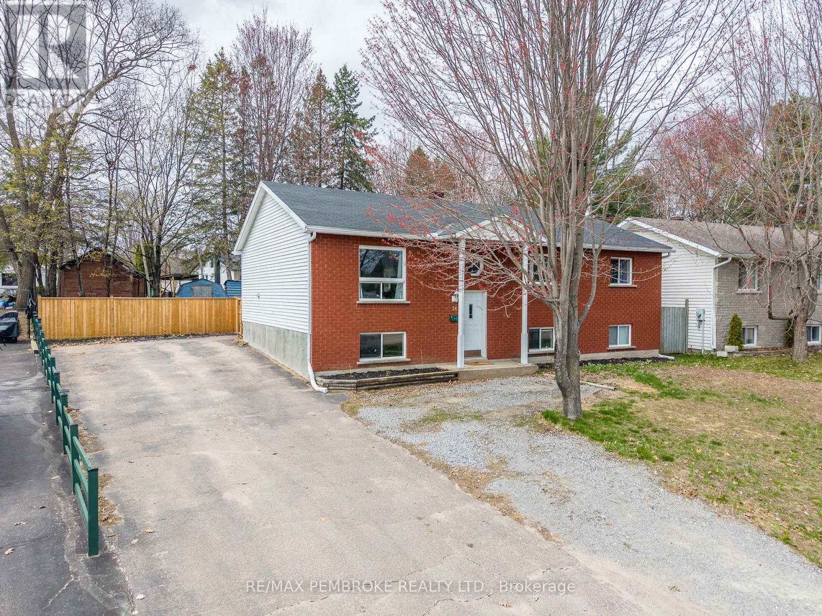 24 Earl Street, Petawawa, Ontario  K8H 3M4 - Photo 3 - X12986482