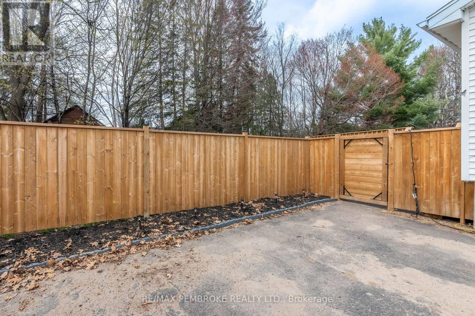 24 Earl Street, Petawawa, Ontario  K8H 3M4 - Photo 4 - X12986482
