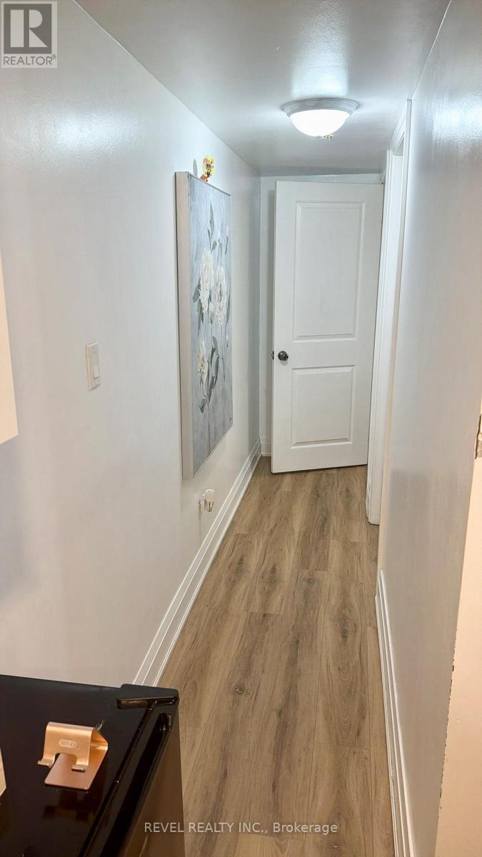 Lower - 564 Blackthorn Avenue, Toronto, Ontario  M6M 3C8 - Photo 4 - W13108472