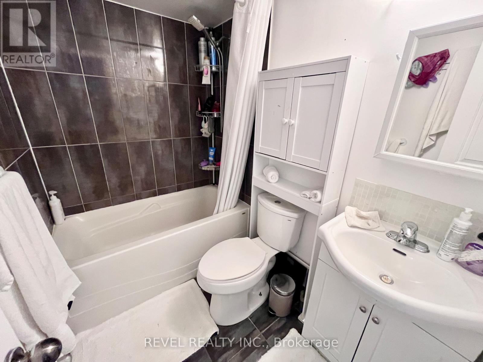 Lower - 564 Blackthorn Avenue, Toronto, Ontario  M6M 3C8 - Photo 7 - W13108472