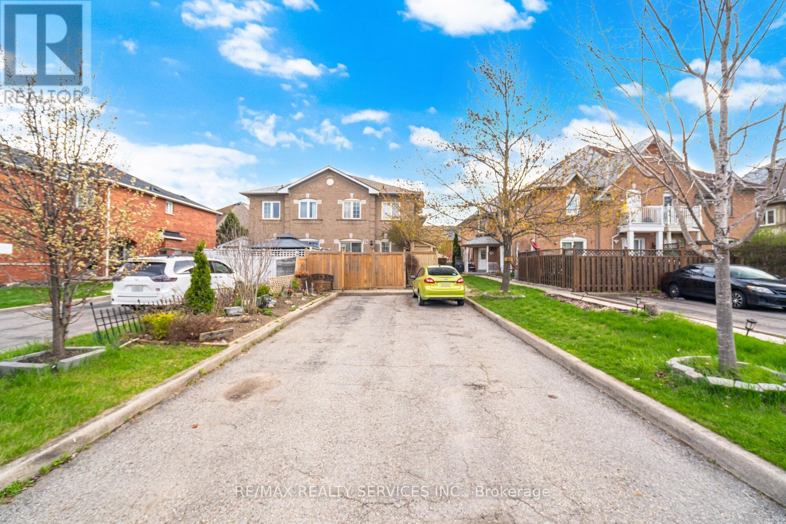 79 Pressed Brick Drive, Brampton, Ontario  L6V 4K5 - Photo 2 - W13108514