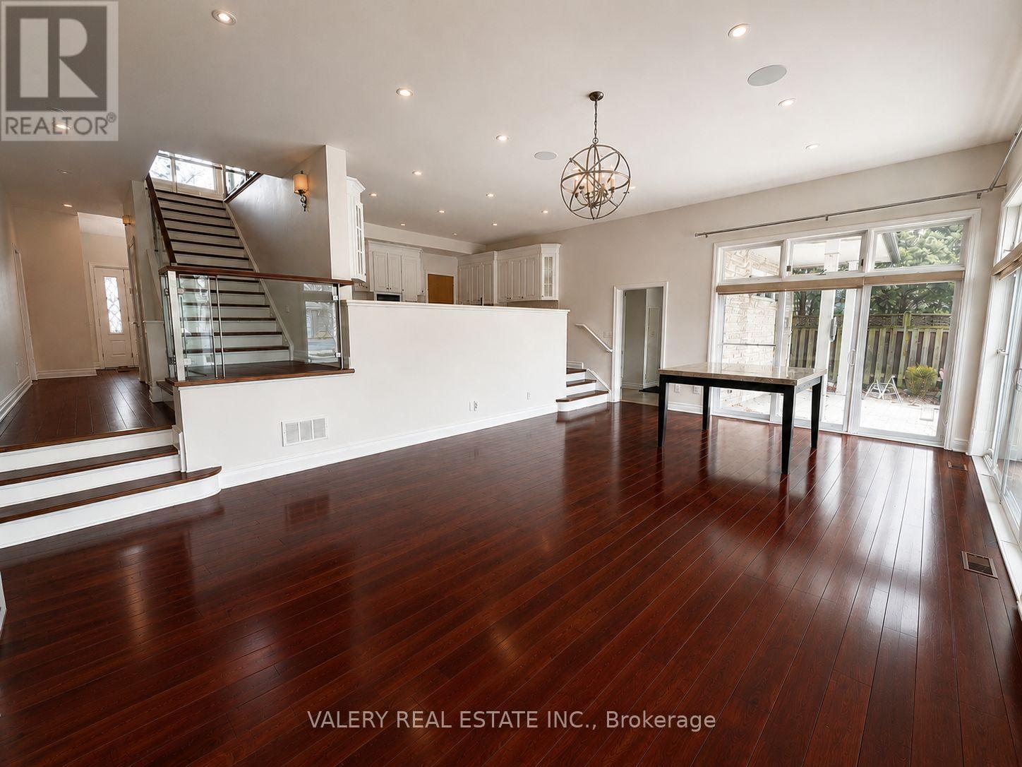 32 Belvedere Drive, Oakville, Ontario  L6L 4B6 - Photo 4 - W12910836