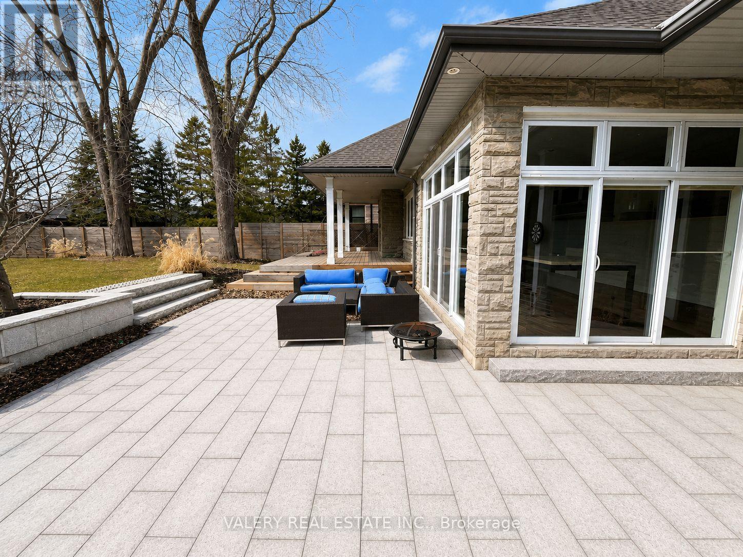 32 Belvedere Drive, Oakville, Ontario  L6L 4B6 - Photo 2 - W12910836