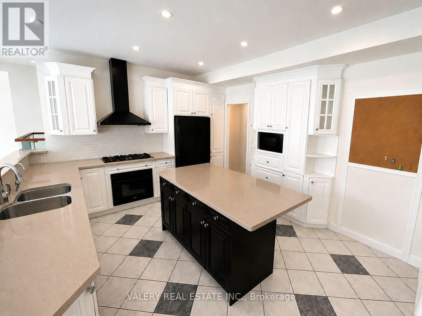 32 Belvedere Drive, Oakville, Ontario  L6L 4B6 - Photo 3 - W12910836