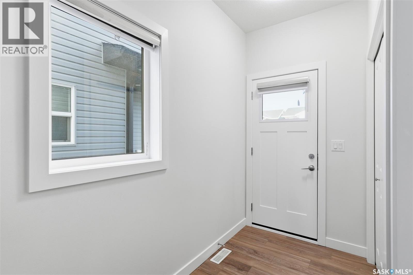 319 Skopik Crescent, Saskatoon, Saskatchewan  S7V 0V5 - Photo 6 - SK035529