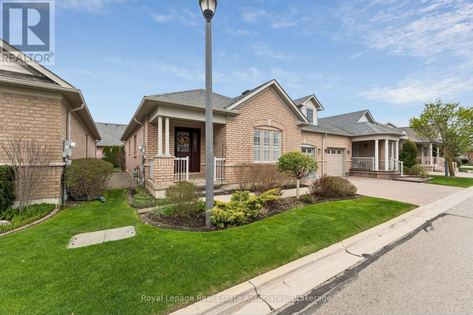 9 Falconwood Place, Brampton, Ontario  L6R 3J3 - Photo 2 - W13108640