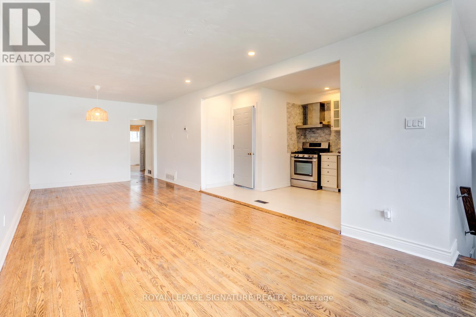 17 Avis Crescent, Toronto, Ontario  M4B 1B8 - Photo 6 - E13108664