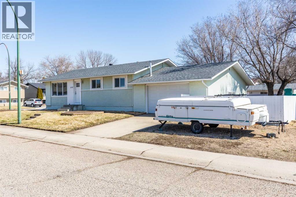 1797 4 Avenue Ne, Medicine Hat, Alberta  T1C 1A4 - Photo 3 - A2305756